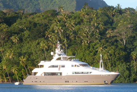 KOMOKWA motor yacht for charter by FRASER, built by Horizon
